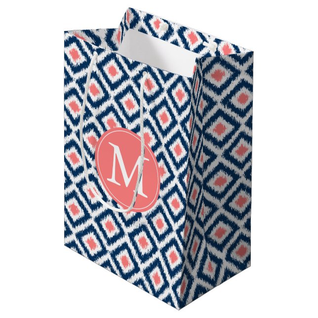 Mit Monogramm Blue und Coral Diamonds Ikat Muster Mittlere Geschenktüte (Vorderseite Schrägansicht)