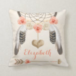 Mit Monogramm Coral und Gold Boho Dreamcatcher Kissen<br><div class="desc">Ein wunderschönes, rosa und cremefarbenes, blumengemasertes Traumcatcher-Kissen mit Rose, Nelken und Federn, das von einem amerikanischen Traumfänger mit vergoldeten, herzförmigen Perlen aufgehängt wird. Es kann mit Monogramm werden mit Ihrem ersten auf dem Herzen geformten Charme, der von einer Kette hängt. Ein Pergament-Look Hintergrund und Imitate Glitzer-Look Pfeil mit einem herzförmigen...</div>
