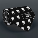Mit Monogramm Dental Schwarz-weiß Tooth Krawatte<br><div class="desc">Sie,  Ihre Mitarbeiter und Ihre Kunden werden dies Liebe geben. Personalisieren Sie dies mit Ihrem dreimaligen Monogramm oder Ihrer medizinischen Akkreditierung. Ein auffallendes schwarz-weißes molares Zahnmuster ist perfekt für Ihren Zahnarzt oder Kieferorthopäden.</div>