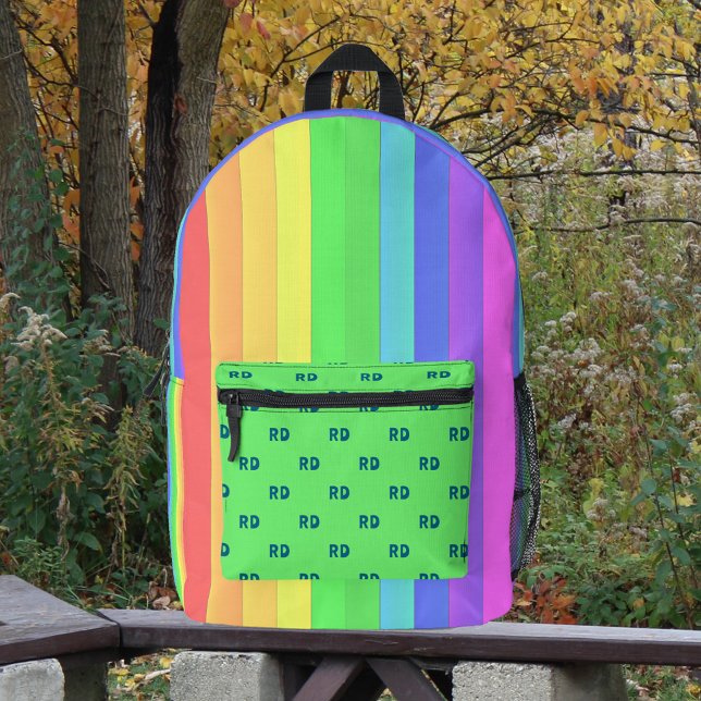 Mit Monogramm, elegante, helle Regenbogenfarbene S Bedruckter Rucksack (Fun colorful stripes and monogram on green.)