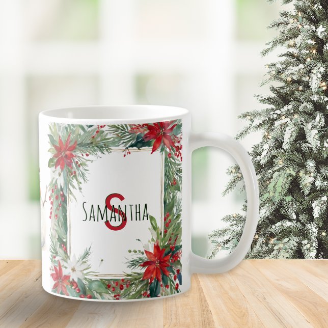 Mit Monogramm Elegante Weihnachts-Botanicals Kaffeetasse (A Christmas mug with monogram and elegant red and green winter botanicals)