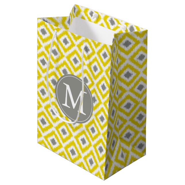 Mit Monogramm-Gelb- und Grau-Diamanten-Kat-Muster Mittlere Geschenktüte (Vorderseite Schrägansicht)
