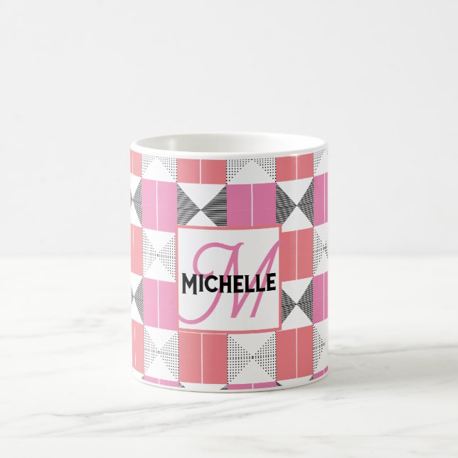 Mit Monogramm geometrisches Muster in rosa und sch Kaffeetasse (Mittel)
