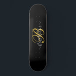 Mit Monogramm Gold Skateboard<br><div class="desc">Ein stilvolles Gold Monogramm auf schwarzem Skateboard in einem Skripttypografie-Namen und Initial.</div>