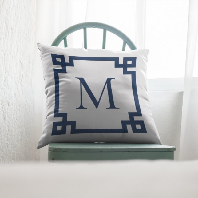 Mit Monogramm griechische Schlüsselgrenze für Navy Kissen (Create your own monogrammed Greek Key border square throw pillow.)