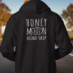 Mit Monogramm Honeymoon Road Trip New Mens Hoodie<br><div class="desc">Glückwunsch auf Ihrer Hochzeit! 🎉 Deine neue Liebe behalte Dir gemütlich,  genau wie dieser Hoodie es will. 💖 Passen Sie die paarigen Herzen mit Ihren Initialen an und schätzen Ihre gemeinsame Reise im Leben. Genießen Sie die Reise der Gemeinsamkeit! 💑</div>