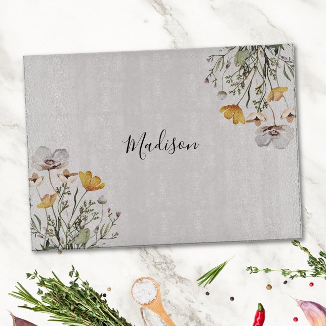 Mit Monogramm Hübsche Wildblume Bouquet Schneidebrett (In situ)