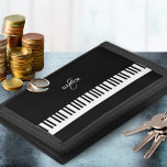 Mit Monogramm Klaviertastatur - Schwarz-weiße Tast Trifold Geldbörse<br><div class="desc">Mit diesem eleganten Portemonnaie,  schwarz mit Klaviertasten in der Mitte,  fällt die richtige Note. Personalisieren Sie sich mit dem Namen und dem Initial des Empfängers,  das ein stilvolles Monogramm in der Nähe der Oberseite des Designs bildet. Die Brieftasche ist ein stilvolles Accessoire und ein ideales Geschenk für Musikfreunde.</div>
