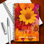 Mit Monogramm lebendige Daisies Planer<br><div class="desc">Ihr Monogramm und Vorname in schicker Schrift auf einem Foto lebendiger Gänge in Gelb, Rosa und Rot auf einem personalisierten Planer. Ideal für sich selbst oder ein gutes Geschenk für jeden Anlass.</div>