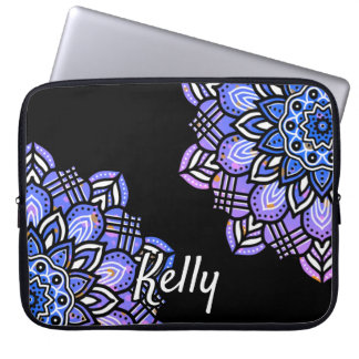 Mit Monogramm Lila, schwarz-weißes Mandala-Muster Laptopschutzhülle