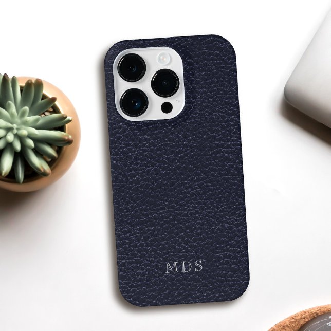 Mit Monogramm Mitternachtsblauer Imitat Leather Lo Case-Mate iPhone 14 Pro Hülle (A faux and fabulous deep midnight blue leather look phone case with space for your initials)
