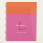 Mit Monogramm moderner Farbblock-Planer Planer<br><div class="desc">Chic stilvolle rosa und orange Farbblock Personalisierte undatierte Planer mit Monogramm mit Gold Initial.</div>