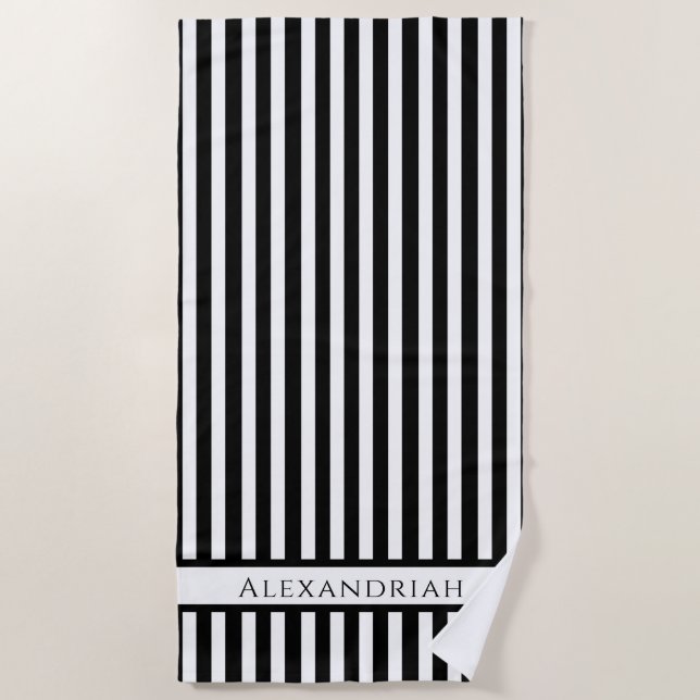 Mit Monogramm Modernes Bad mit Schwarz-weißen Stre Strandtuch (Vorderseite)