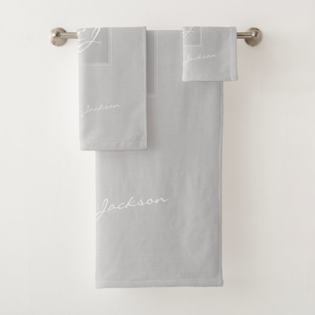 Mit Monogramm, modernes silbergraues Metallic Badhandtuch Set (Insitu)