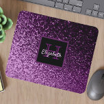 mit Monogramm Name des lila Glitzer Mousepad<br><div class="desc">Tief lila Imitate Glitzer-Verlauf. Für den Alltag glänzende Glanz und Luxus. Für Jugendliche und Frauen. Ein schwarzer und lila Rahmen mit Platz für Ihren Namen und Monogramm-Buchstaben. Der Name ist in Weiß geschrieben mit einem modernen handgeschriebenen Schriftsatz. Der Monogramm-Brief in lila.</div>