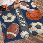Mit Monogramm Navy-Blue-Sport Fleecedecke<br><div class="desc">Ideal für Sportler aller Altersgruppen und Familien für sportliche Veranstaltungen. Bleibe dich bei kalten Fußball-, Fußball-, Hockey- und Basketballspielen auf und kuschle mit dieser mit Monogramm gemusterten Fleecedecke auf der Couch. Enthält ein cooles und einzigartiges illustriertes Grenzmuster von Sportbällen und Hockeypucks zusammen mit modernen benutzerdefinierten alle Kaps umrissenen Text, der...</div>
