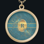 Mit Monogramm Pfau in Aquamarin- und Goldfedern Vergoldete Kette<br><div class="desc">Schöne aquamarine grüne Farbtöne und goldene Farbtöne in diesem Imitat Pfauenfeder und elegante thematisch mit Monogramm Halskette oder Locke für sie.</div>