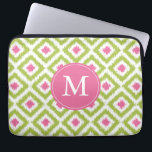 Mit Monogramm Pink Green Diamond Ikat Muster Laptopschutzhülle<br><div class="desc">Stilvolles und elegantes Design mit einem farbenfrohen und trendigen Diamanten-ikat-Muster und kann mit Ihrem Monogramm,  Initial,  Name oder beliebigem Text Ihrer Wahl personalisiert werden,  um ein individuelles Geschenk zu erhalten!</div>