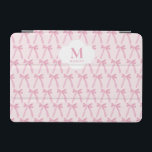 Mit Monogramm rosa Coquette Bogen personalisiert iPad Mini Hülle<br><div class="desc">Personalisiert dieses Mit Monogramm rosa Coquette Bow Ribbon Muster personalisierte ipad Abdeckung ! Mit einem schicken Bogen- und Bandmuster-Design mit Ihrem individuellen Monogramm und Namen ist diese Tablettenhülle perfekt für die stilvolle und technisch versierte Frau. Als modisches und funktionelles Accessoire ist es ein ideales Geschenk für Studierende, Profis oder alle,...</div>