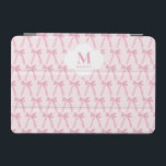 Mit Monogramm rosa Coquette Bogen personalisiert iPad Mini Hülle<br><div class="desc">Personalisiert dieses Mit Monogramm rosa Coquette Bow Ribbon Muster personalisierte ipad Abdeckung ! Mit einem schicken Bogen- und Bandmuster-Design mit Ihrem individuellen Monogramm und Namen ist diese Tablettenhülle perfekt für die stilvolle und technisch versierte Frau. Als modisches und funktionelles Accessoire ist es ein ideales Geschenk für Studierende, Profis oder alle,...</div>