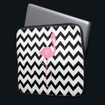 Mit Monogramm rosa Flamingo   Schwarzes Zickzack Laptopschutzhülle<br><div class="desc">Ein Geschenk,  das eine Illustration eines rosa Flamingos kennzeichnet.  Personifizieren Sie mit Ihrem Monogramm innerhalb des Kreises auf dem Körper des Flamingos.  Hintergrund ist Schwarzweiss-Zickzack.</div>