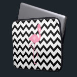 Mit Monogramm rosa Flamingo   Schwarzes Zickzack Laptopschutzhülle<br><div class="desc">Ein Geschenk,  das eine Illustration eines rosa Flamingos kennzeichnet.  Personifizieren Sie mit Ihrem Monogramm innerhalb des Kreises auf dem Körper des Flamingos.  Hintergrund ist Schwarzweiss-Zickzack.</div>