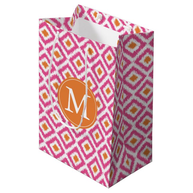 Mit Monogramm rosa Mandarine Diamonds Ikat Pattern Mittlere Geschenktüte (Vorderseite Schrägansicht)