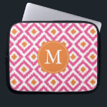 Mit Monogramm-Rosa-Mandarine Ikat-Muster Laptopschutzhülle<br><div class="desc">Stilvolles und elegantes Design mit einem farbenfrohen und trendigen Diamanten-ikat-Muster und kann mit Ihrem Monogramm,  Initial,  Name oder beliebigem Text Ihrer Wahl personalisiert werden,  um ein individuelles Geschenk zu erhalten!</div>