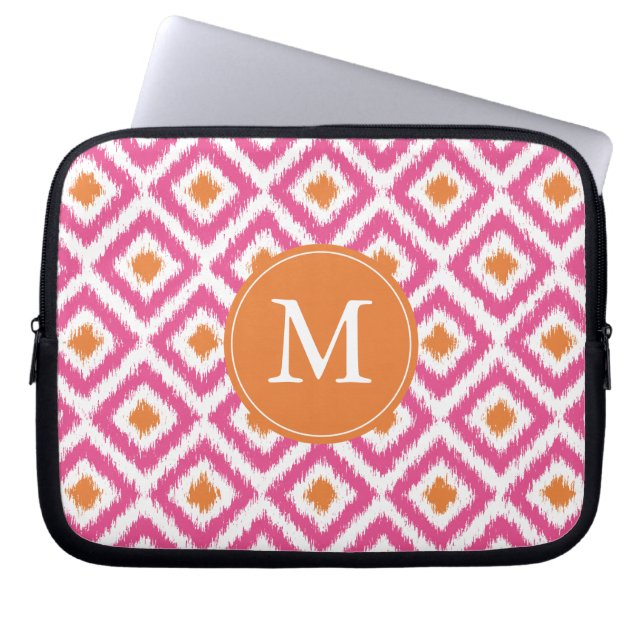 Mit Monogramm-Rosa-Mandarine Ikat-Muster Laptopschutzhülle (Vorderseite)