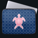 mit Monogramm Rosa-Meeresschildkröte Laptopschutzhülle<br><div class="desc">Ein Geschenk mit einer Illustration einer rosa Meeresschildkröte.  Personalisieren Sie mit Ihrem Monogramm auf der Muschel der Schildkröte.  Hintergrund ist marineblau vierblättriges Muster.</div>