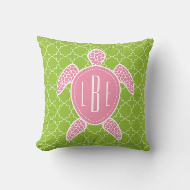 Mit Monogramm rosa Seeschildkröte-Grün Quatrefoil Kissen (Vorderseite)