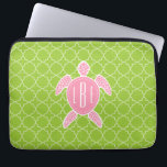 Mit Monogramm rosa Seeschildkröte-Grün Quatrefoil Laptopschutzhülle<br><div class="desc">Ein Geschenk,  das eine Illustration einer rosa Meeresschildkröte kennzeichnet.  Personifizieren Sie mit Ihrem Monogramm auf der Muschel der Schildkröte.  Hintergrund ist Limones grünes quatrefoil Muster.</div>