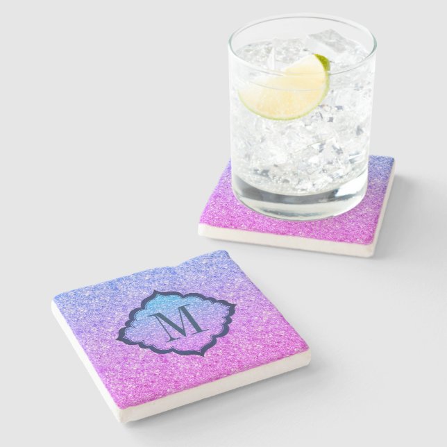 Mit Monogramm rosa und blaues Glitzer Steinuntersetzer (Seitenansicht)
