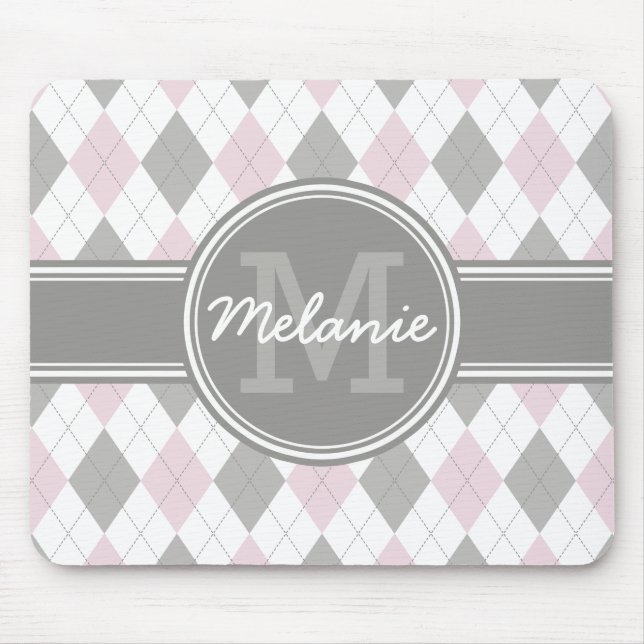 Mit Monogramm rosa und graues Raute Muster Mousepad (Vorne)