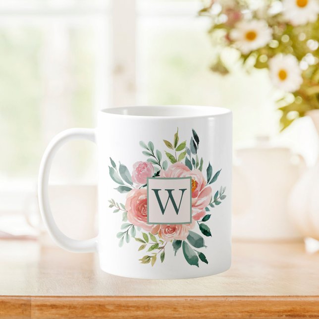 Mit Monogramm Rosa- und Peony-Blume Kaffeetasse (In situ Kitchen table)