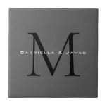 Mit Monogramm Schwarz-Grau-Kalligrafie-Hochzeit Fliese<br><div class="desc">Äußerst ästhetische und bemerkenswerte Initialen zeichnen sich auf grauem Hintergrund aus. Der elegante Grauton verleiht diesem Design einen edlen Look.</div>