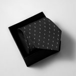 Mit Monogramm Schwarz Krawatte<br><div class="desc">Mit unserem Mit Monogramm Black Neck Tie klettern! Diese schlichte und stilvolle Krawatte fügt jedem Outfit eine Touch von Eleganz hinzu. Personalisieren Sie Ihre Initialen für ein individuelles Aussehen. Ideal für Hochzeiten, Geschäftstreffen oder andere Feierlichkeiten. Erhöhen Sie Ihr Ensemble mühelos!</div>