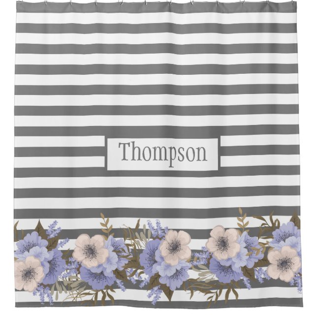 Mit Monogramm, staubblaue Wasserfarben-Blumenstrei Duschvorhang (Vorderseite)