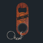 Mit Monogramm Trauzeuge für das Hochzeitsnadel Mini Flaschenöffner<br><div class="desc">Gib deinem besten Partner ein Geschenk,  das er schätzen wird. Vintages Design mit hübschem Vintagen Holzkorndesign. Mit Monogramm mit Ihrem besten Namen oder Groomsmans. Das perfekte Geschenk für Ihre Hochzeitsfeier.</div>