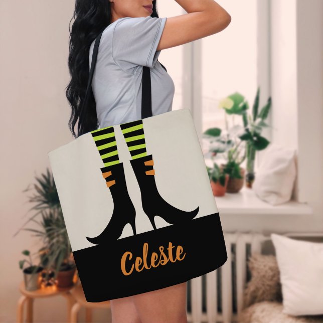 Mit Monogramm Trick oder Trete mit Hexenstiefeln Tasche (Von Creator hochgeladen)