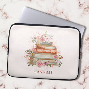 Mit Monogramm versehene Bücher und alte rosa Rosen Laptopschutzhülle