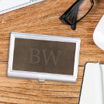Mit Monogramm, Vintages, braunes Lederlook Visitenkarten Dose<br><div class="desc">Für ihn Vintager,  bedrückter,  brauner Lederhalter,  der Visitenkartenhalter aussieht.           Persönlich mit Namensinitialen und Kontaktdaten auf beiden Seiten!          Es kann ein tolles Geschenk für einen Vater,  Großvater,  Ehemann oder besten Freund zum Geburtstag,  zum Vatertag,  zu Weihnachten oder zu jedem anderen besondere Anlass sein.</div>