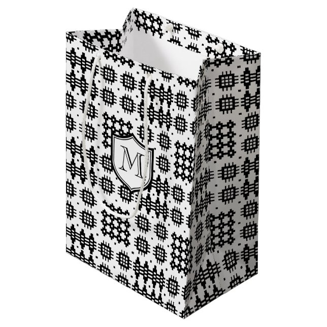 Mit Monogramm walisisches Tapestmuster Schwarz auf Mittlere Geschenktüte (Vorderseite Schrägansicht)
