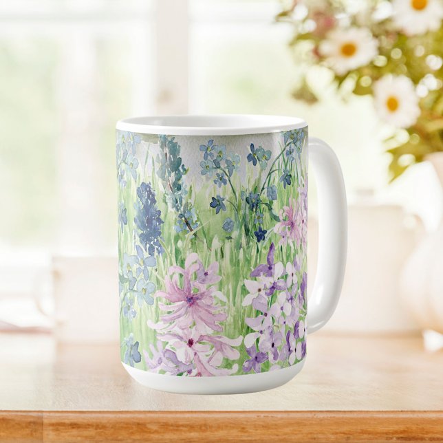 Mit Monogramm Wasserfarbe Blau Lila Blume Wiese Kaffeetasse (In situ kitchen table)