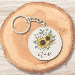 Mit Monogramm Wasserfarbe Vintag Rustikale Sonnenb Schlüsselanhänger<br><div class="desc">Fügen Sie Ihrem Stil Vintagen Charme mit unserem Mit Monogramm Watercolor Vintag Sonnenblumen-Schlüsselanhänger! Personalisieren Sie es für eine einzigartige Touch. Großartig wie Gastgeschenk Hochzeit für Herbst rustikale Hochzeit Thema.</div>