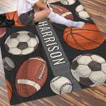 Mit Monogramm Weichschwarzwelle Fleecedecke<br><div class="desc">Ideal für Sportler aller Altersgruppen und Familien für sportliche Veranstaltungen. Bleibe dich bei kalten Fußball-, Fußball-, Hockey- und Basketballspielen auf und kuschle mit dieser mit Monogramm gemusterten Fleecedecke auf der Couch. Enthält ein cooles und einzigartiges illustriertes Grenzmuster von Sportbällen und Hockeypucks zusammen mit modernen benutzerdefinierten alle Kaps umrissenen Text, der...</div>