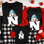 Mit Monogramm Weihnachtsfamilie Custom Niedlich Sn T-Shirt<br><div class="desc">Feiern Sie die Urlaubssaison mit unserem Mit Monogramm Weihnachtsweihnachtsfest von Familie Custom Niedlich Snowman T - Shirt. Dieses bezaubernde Shirt ist ideal für Familien, die gewollt haben, ihren Weihnachtsfeiern eine personalisierte und festliche Touch hinzuzufügen. Unser mit Monogramm Weihnachtsfamilien-Shirt ermöglicht es Ihnen, es mit den Namen Ihrer Familienmitglieder zu gestalten und...</div>