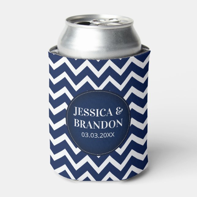 Mit Monogramm White & Blue Geometric Zigzag Zickza Dosenkühler (Kanne Vorderseite)