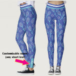 Mit Namen 💙 🎾 blaues 🎾 Leggings<br><div class="desc">NEU! Niedliches,  Phantastisches,  einzigartiges blau-weißes Tennismuster mit einer Mischung aus Tennisschlägern und Tennisbällen auf dunkelblauem Hintergrund. Maßgeschneiderter Name am unteren,  verlassen Bein</div>