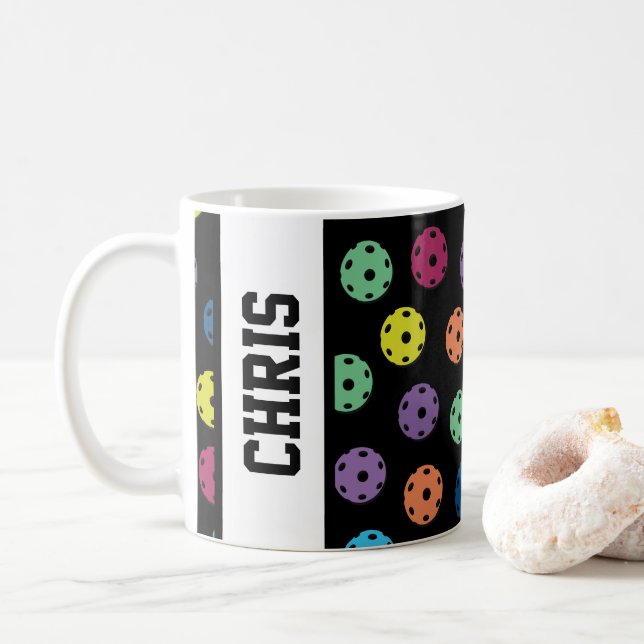 Mit Namen Pickleball: Mehr Pickleballs auf schwarz Kaffeetasse (Mit Donut)